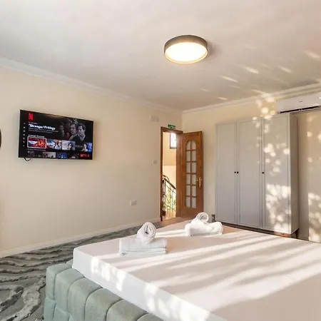 Villa Kampanella - Luxury 7 Bedroom With Pool , Jacuzzi , Panoramic Sea & Sunset Views *